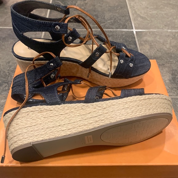 Cute tie sandals, never worn - Picture 1 of 1